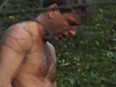 Ein Rudelbums im Freien verwöhnt das Flittchen mit einem Schwanz in der Spalte und einem in der Kehle