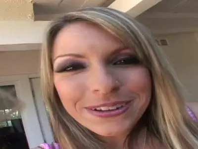 Mehrere perverse Männer ficken eine junge Göre